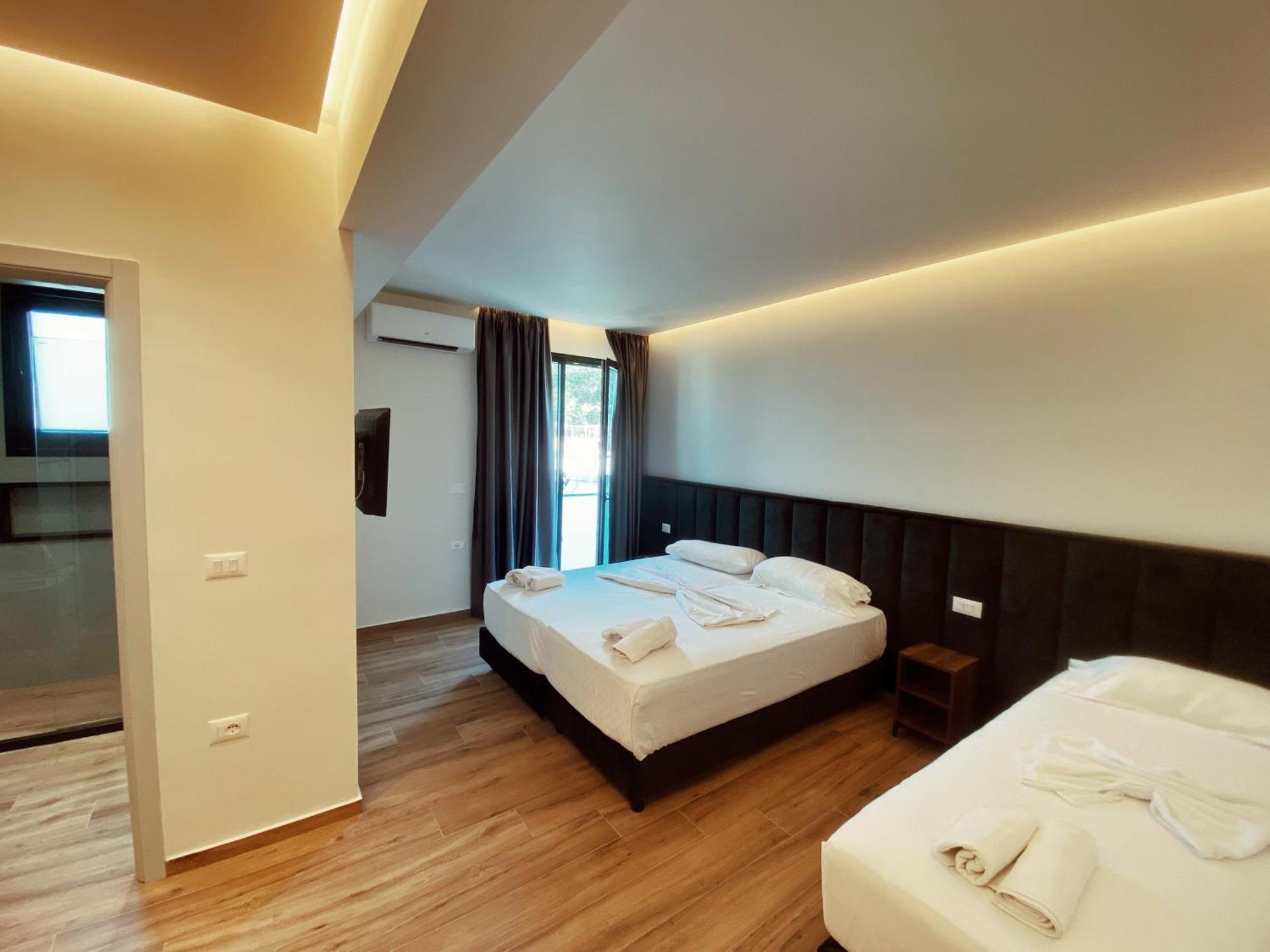 Adriatik Hotel Vlorë Екстериор снимка